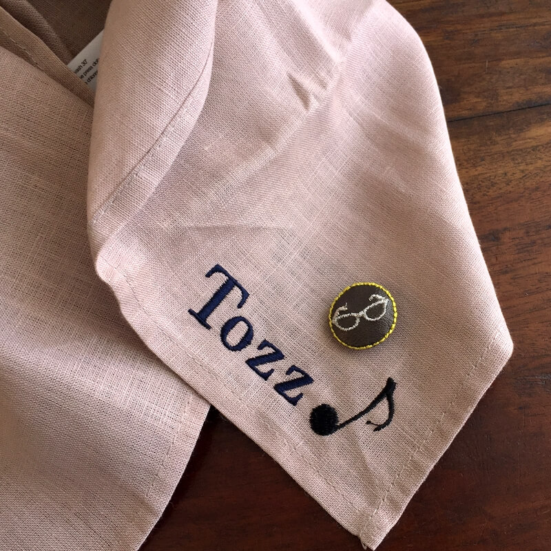 銀ぶちメガネ・くるみボタン刺繍ブローチ/22