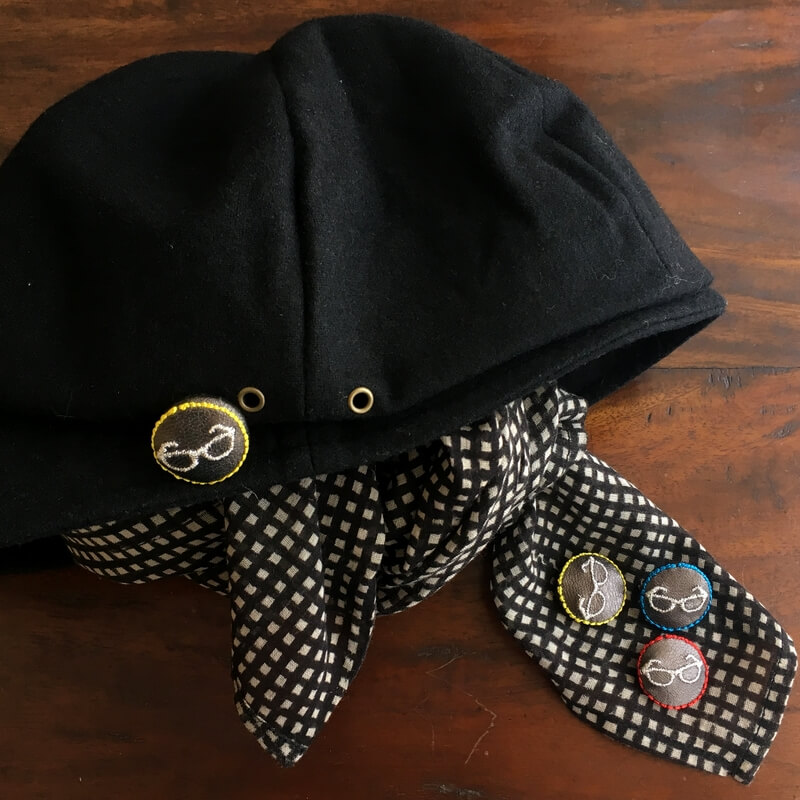 銀ぶちメガネ・くるみボタン刺繍ブローチ/22