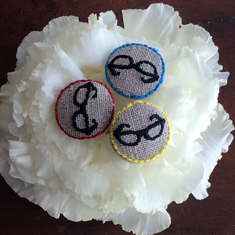 黒ぶちメガネくるみボタン刺繍ブローチ/22