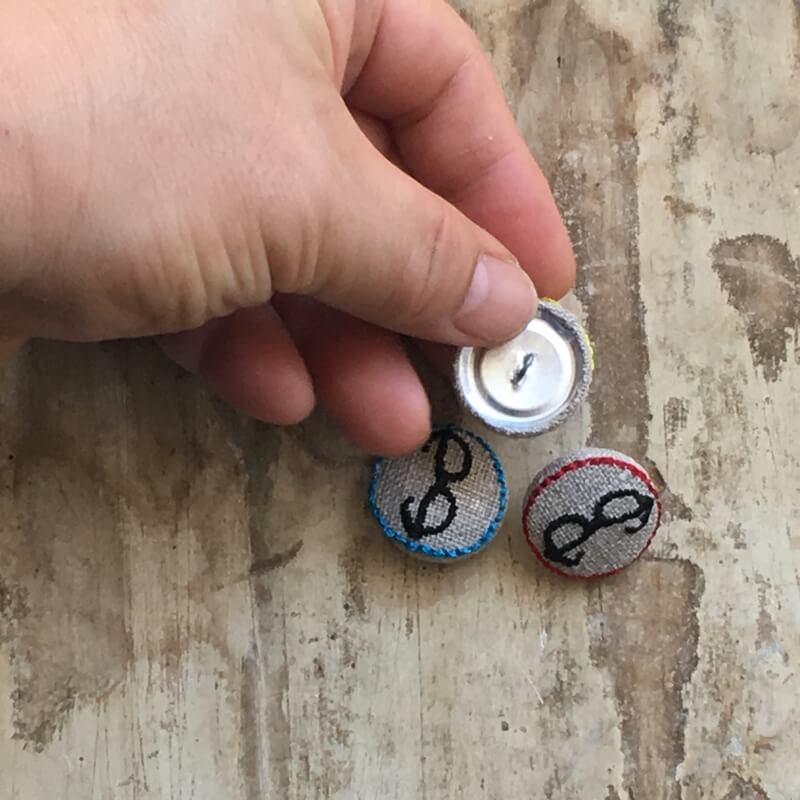 黒ぶちメガネくるみボタン刺繍ブローチ/22