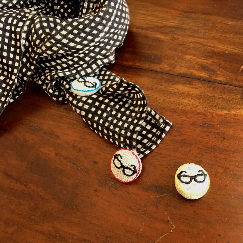 黒ぶちメガネくるみボタン刺繍ブローチ/22