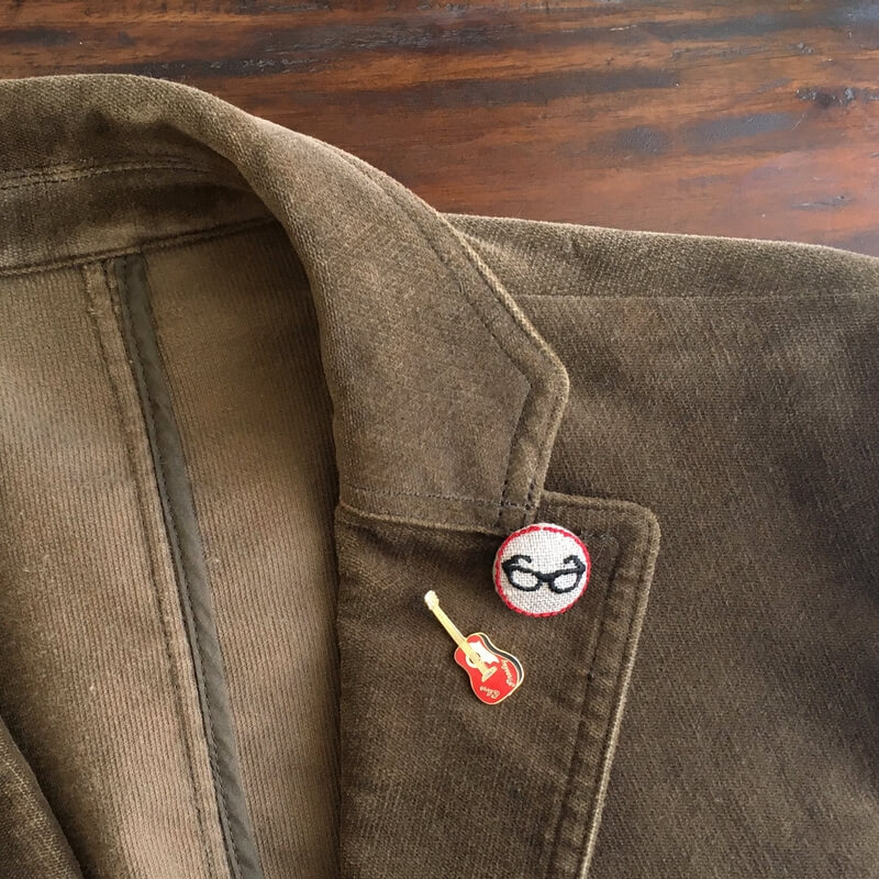 黒ぶちメガネくるみボタン刺繍ブローチ/22