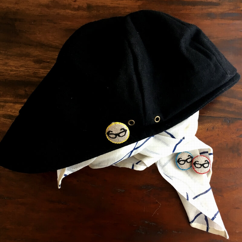 黒ぶちメガネくるみボタン刺繍ブローチ/22