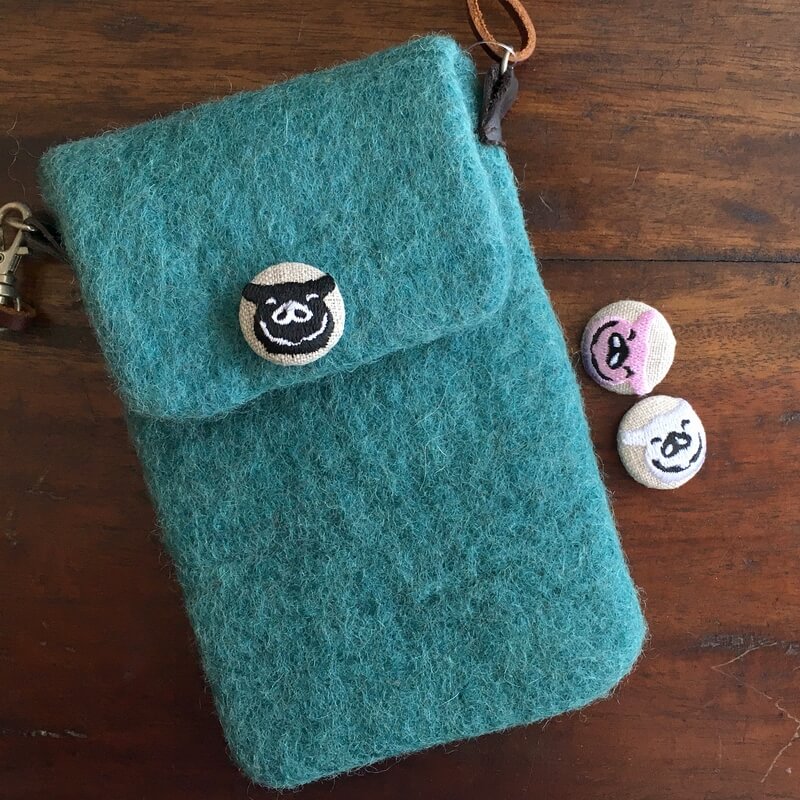 子ぶたくるみボタン刺繍ブローチ/22