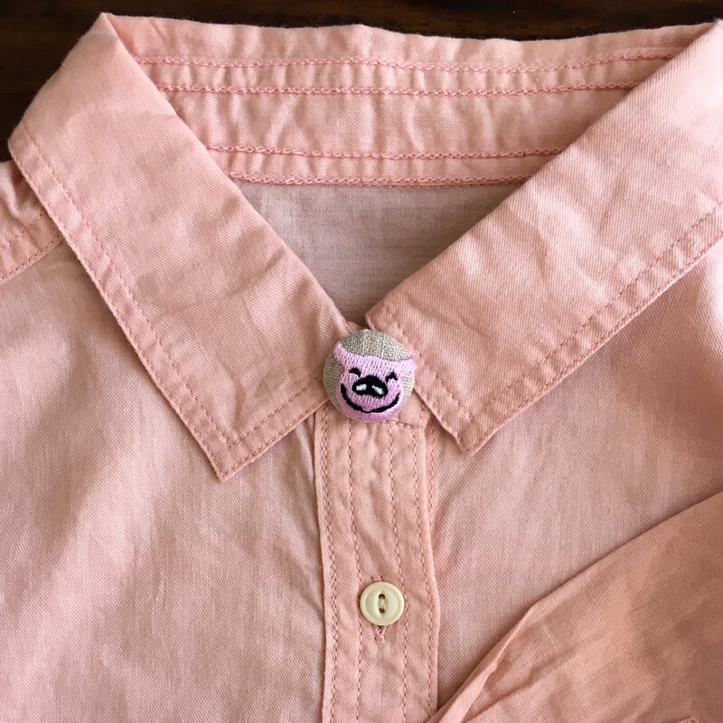 子ぶたくるみボタン刺繍ブローチ/22