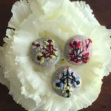 特価)くるみボタン 立体刺繍 ブローチ くるみボタン 立体刺繍 ブローチ （刺繍がかわいい「くるみ