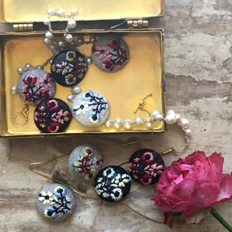 お花3輪シルバーくるみボタン刺繍ブローチ/22