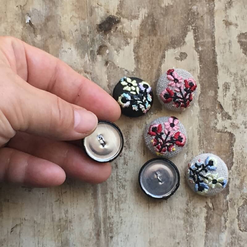 お花3輪シルバーくるみボタン刺繍ブローチ/22