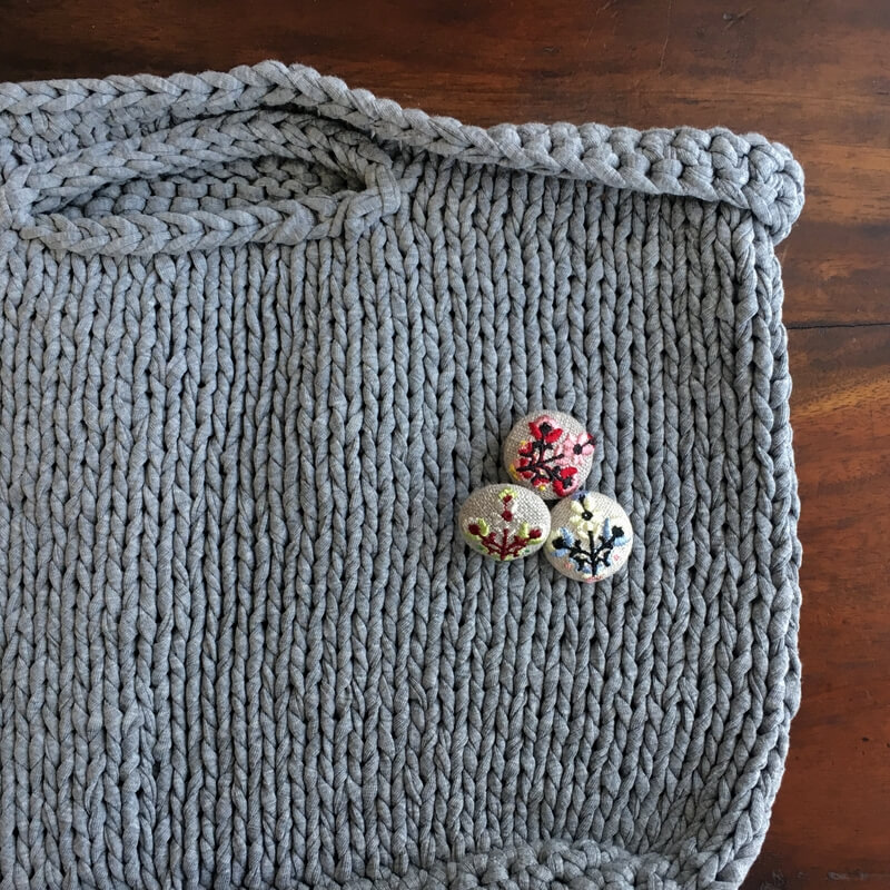 お花3輪シルバーくるみボタン刺繍ブローチ/22