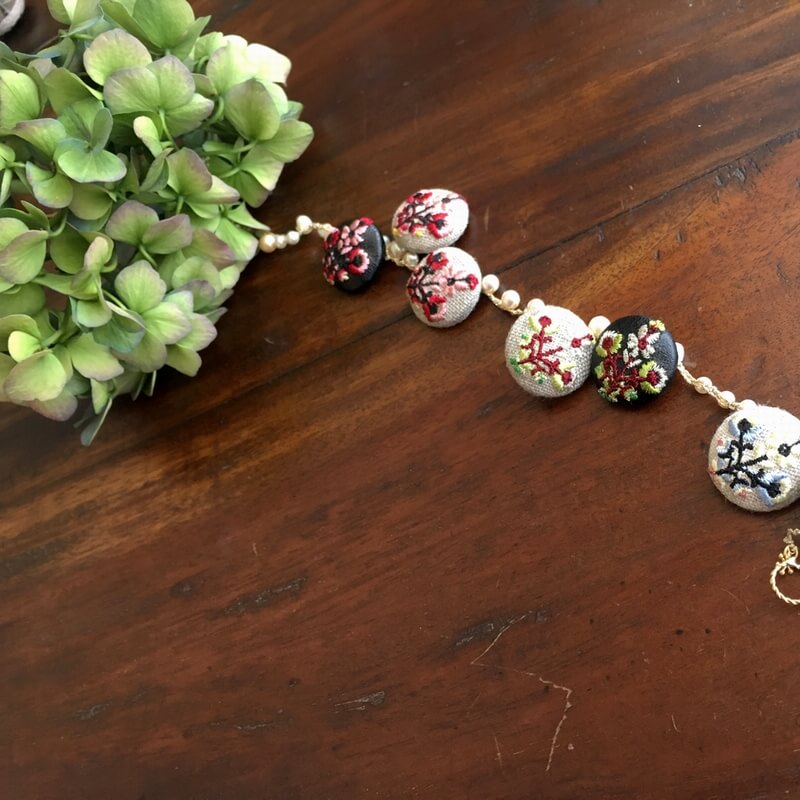 お花3輪シルバーくるみボタン刺繍ブローチ/22