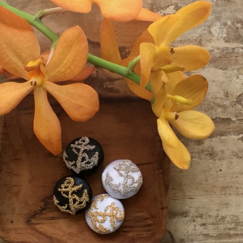 揺らめく波間の碇ボタン