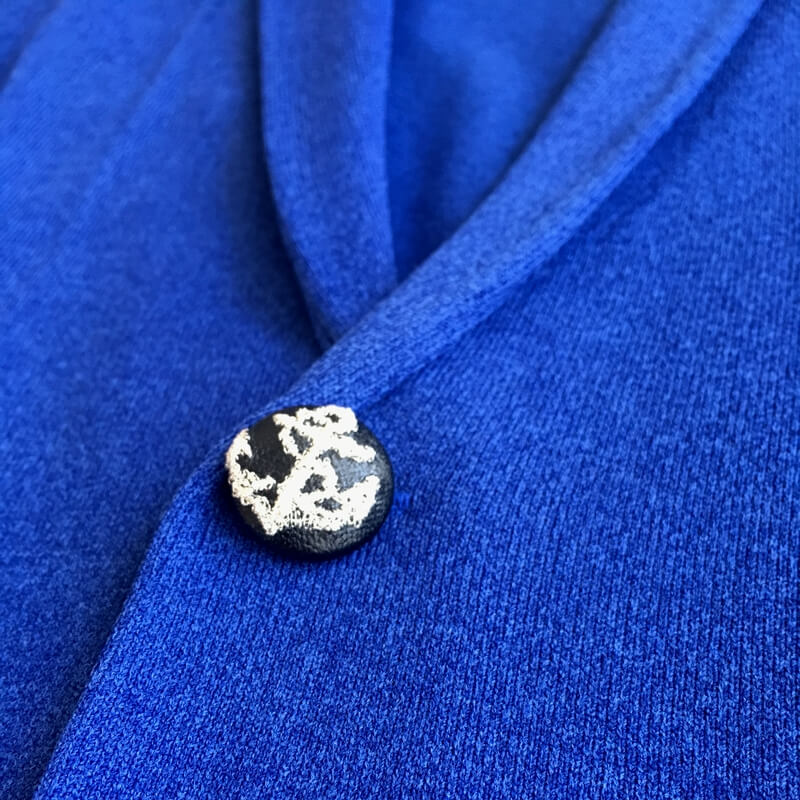 揺らめく波間の碇ボタン