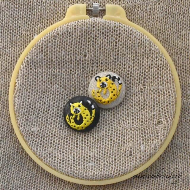 くるみボタンブローチ（コサージュクリップ加工） | mimi刺繍 mimi